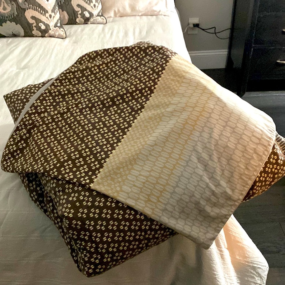 Beautiful washable comforter with shams queen size